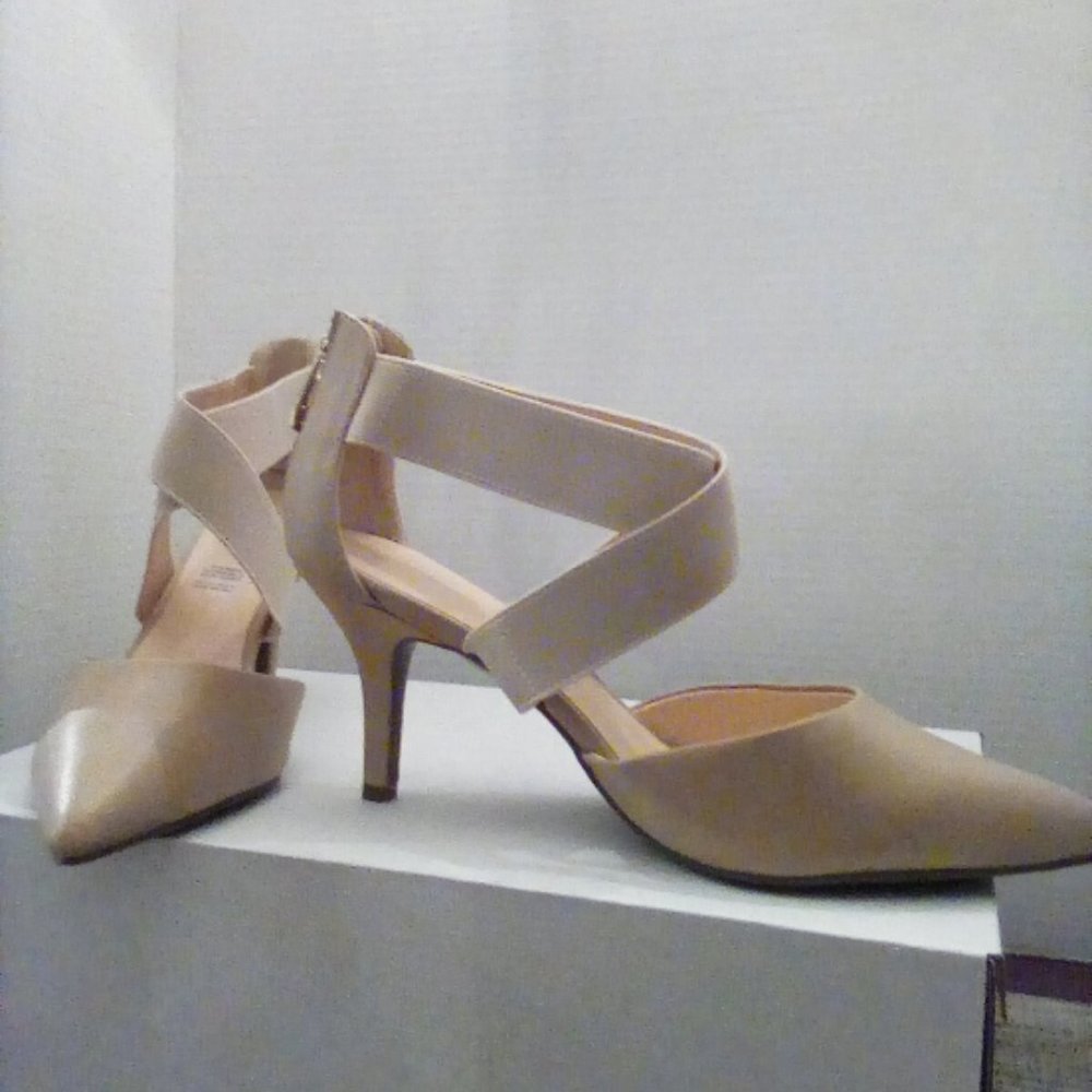 Liz Claiborne nude zip back strap top heels. Size 9.5 wide.